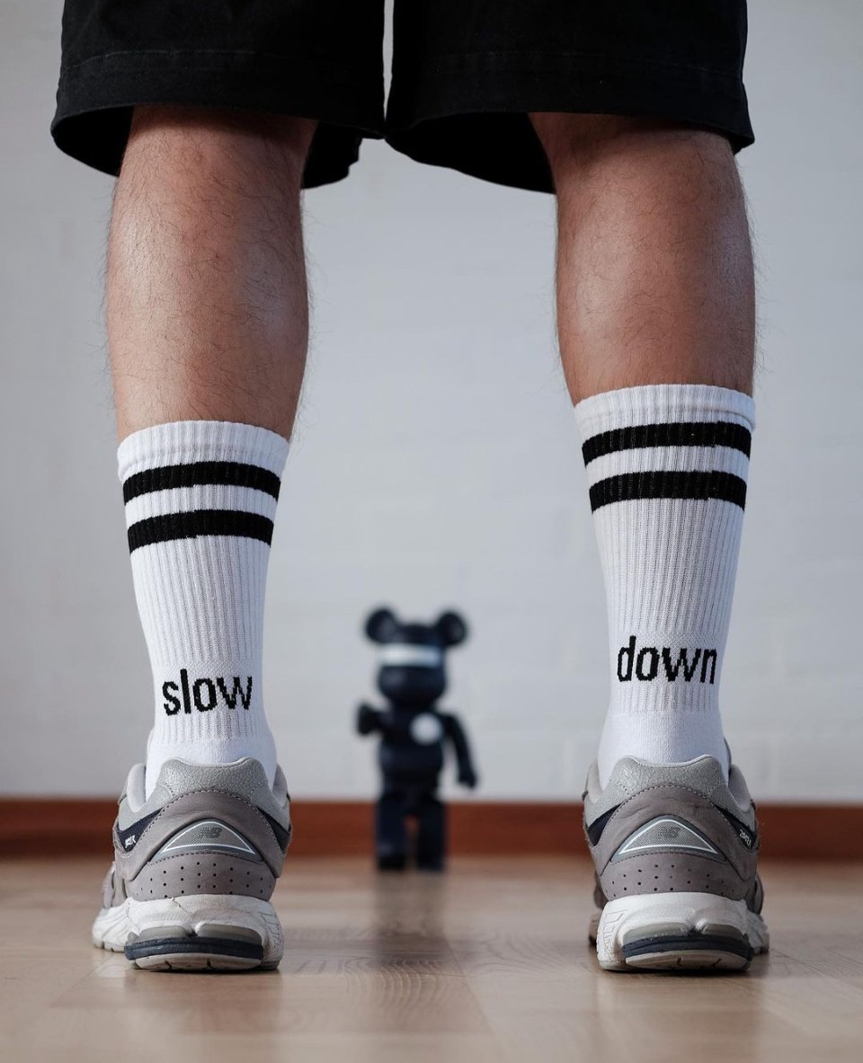 25hours Hotels x Democratique Socks Athletique Classique SLOW DOWN WHITE / BLACK - Democratique Socks